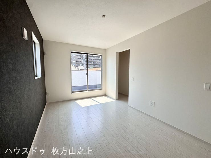 大きな窓から光が差し込む、快適なプライベート空間です。