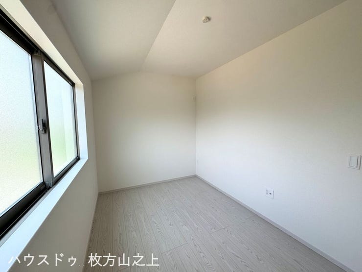 自然光が差し込む、明るく快適な洋室空間です。