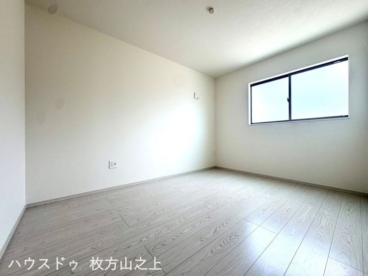 ゆとりある広さを確保した、明るく快適な洋室です。