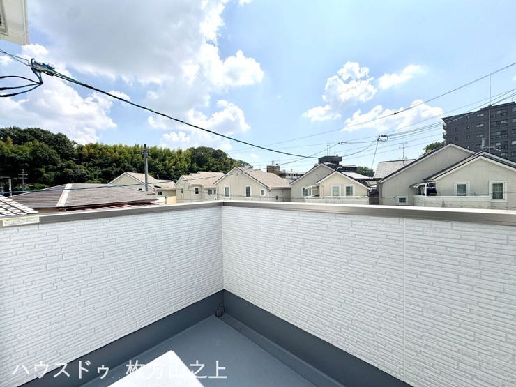 洗濯物もゆったり干せる、広々としたバルコニーです。