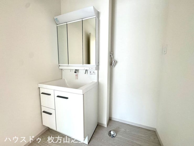 三面鏡付き洗面化粧台を備えた、使い勝手の良い洗面スペースです。