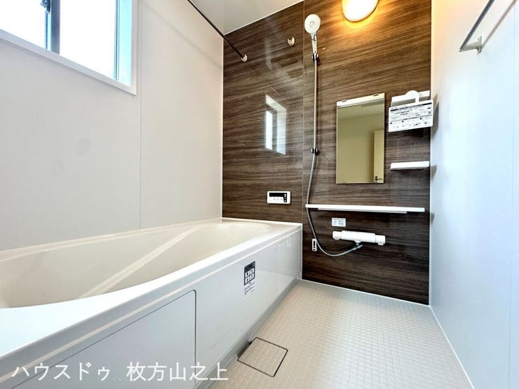 換気に便利な窓を備えた、明るく開放的な浴室です。