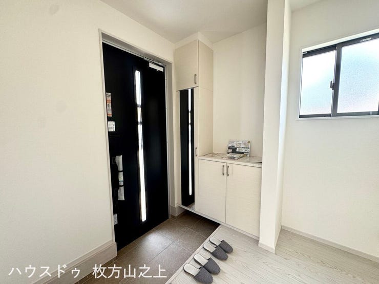 使い勝手の良いシューズボックスを備えた玄関です。