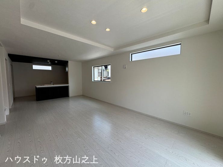 折り上げ天井が開放感を演出する、ゆとりあるリビング空間です。