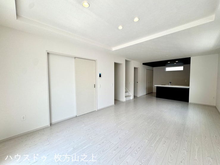 広々とした空間設計で、家族団らんを楽しめるリビングです。