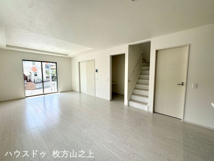 階段とつながる開放感のあるLDKで、明るい暮らしを演出します。