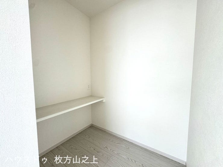集中して作業ができる、落ち着いた雰囲気の書斎スペースです。