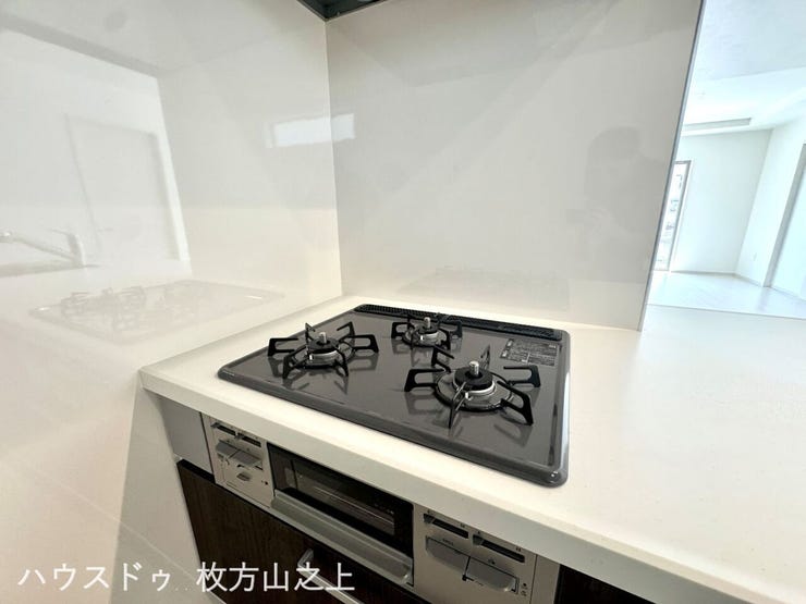 3口コンロを備えた、使い勝手の良いシステムキッチンです。