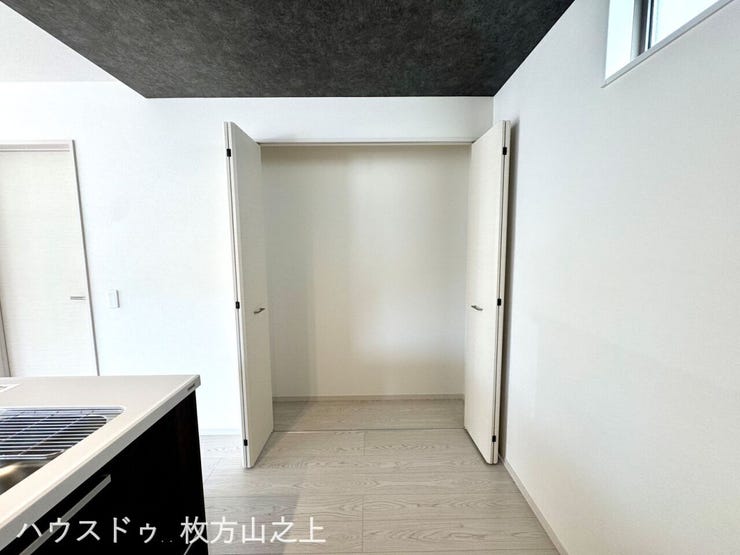 キッチン横のパントリーは、食材や日用品のストック収納に便利です。
