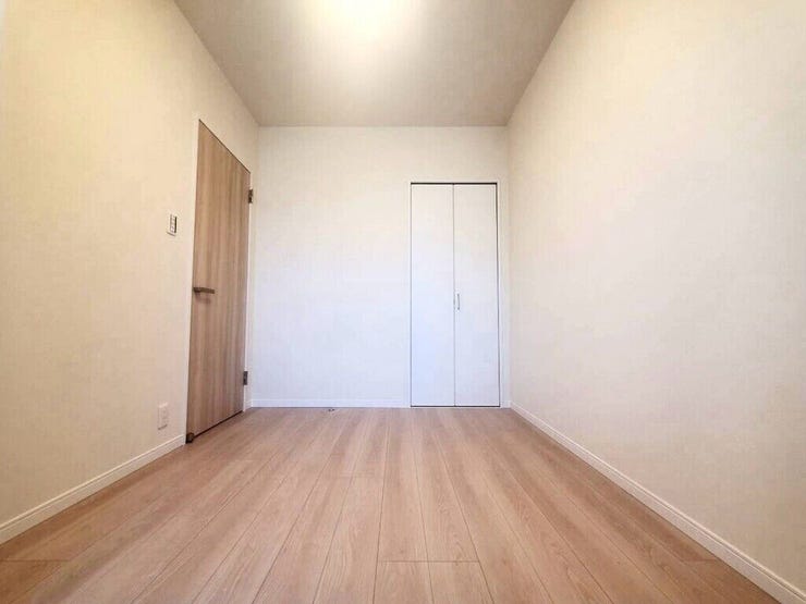 【Bedroom】ナチュラルな内装で、リラックスできる空間。寝室や書斎にも最適です。