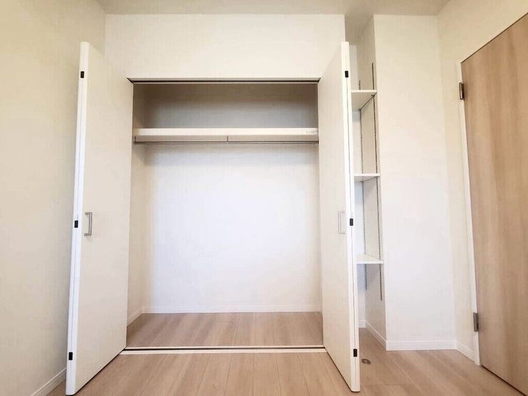 【Bedroom】クローゼット完備で収納力◎。家具の配置もしやすい機能的な洋室です。