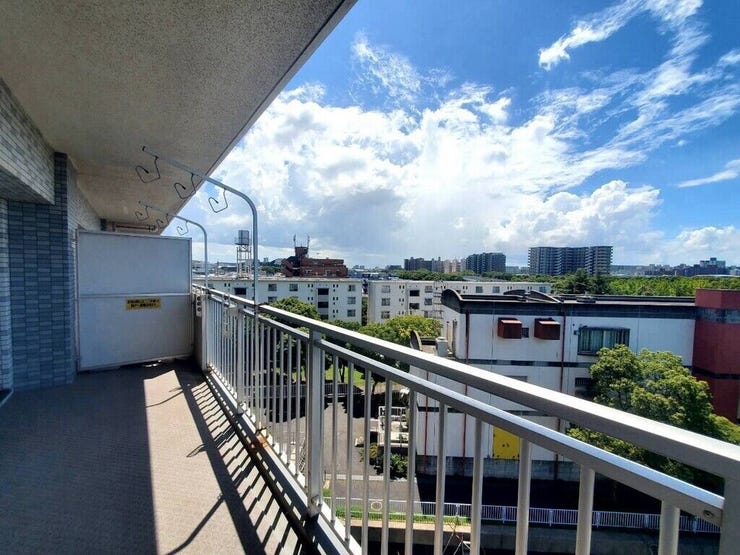 【Balcony】日当たりの良いバルコニーはお洗濯物がしっかり乾きやすく、毎日の家事にも重宝します。
