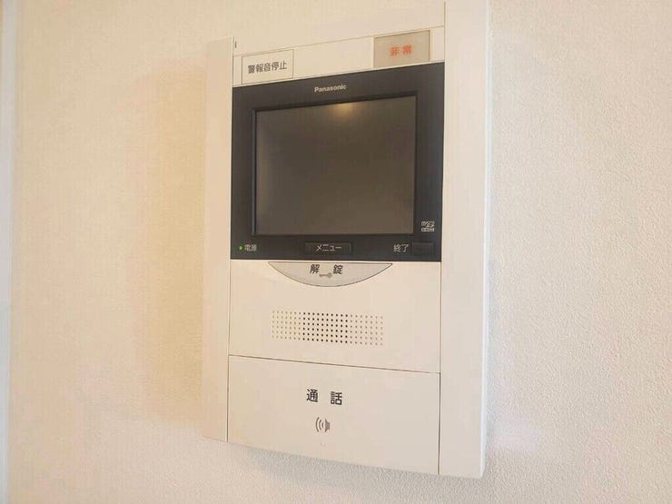 【Facilities】来訪者を確認できるモニター付きインターホンで、防犯面も安心です。