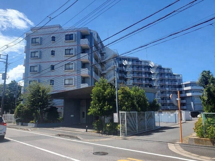 【Exterior】落ち着いた色合いの外観が街並みに馴染む、シンプルで親しみやすいマンションです。