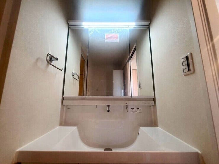 【Washroom】朝の準備がスムーズに進む洗面所。複数人で同時に使いやすい広めの洗面台です。