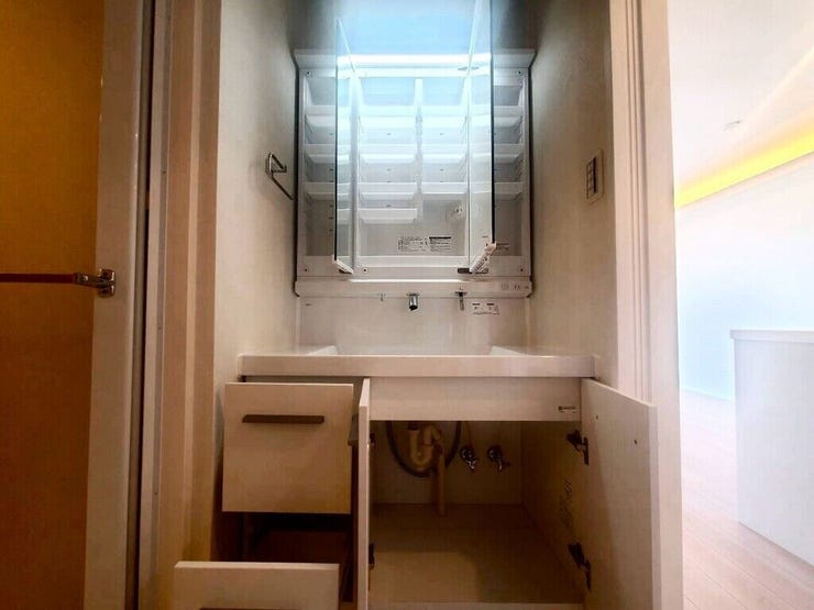 【Washroom】すっきりとしたデザインで、毎日の生活が快適に。収納も豊富な洗面所です。