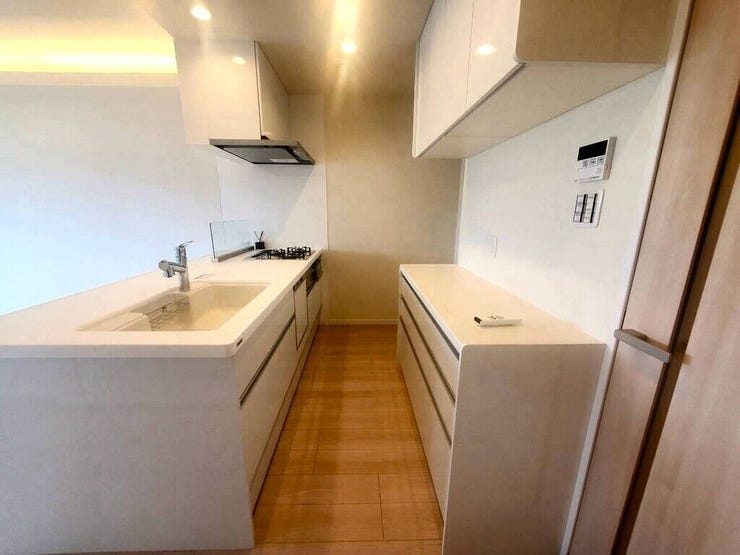 【kitchen】大きなカウンターと十分な収納で、日々の料理が快適に進みます。