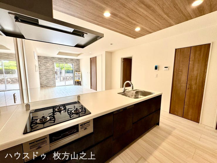 リビングを見渡せる対面キッチン。木目調の折下天井がおしゃれな空間を演出します。