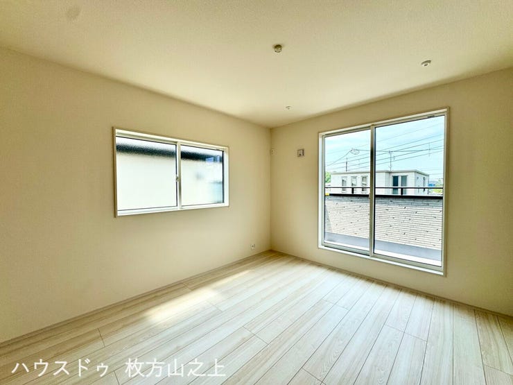 明るく開放感のある洋室。