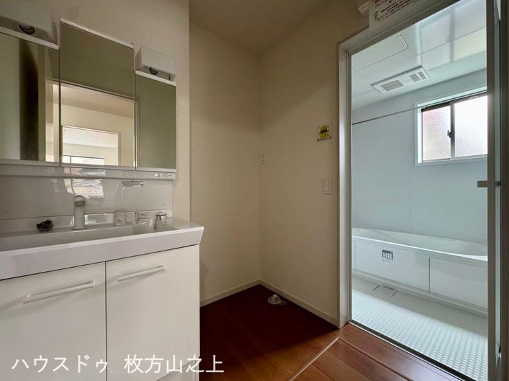 三面鏡付き洗面化粧台を採用。身支度がしやすく、使い勝手の良い洗面室です。