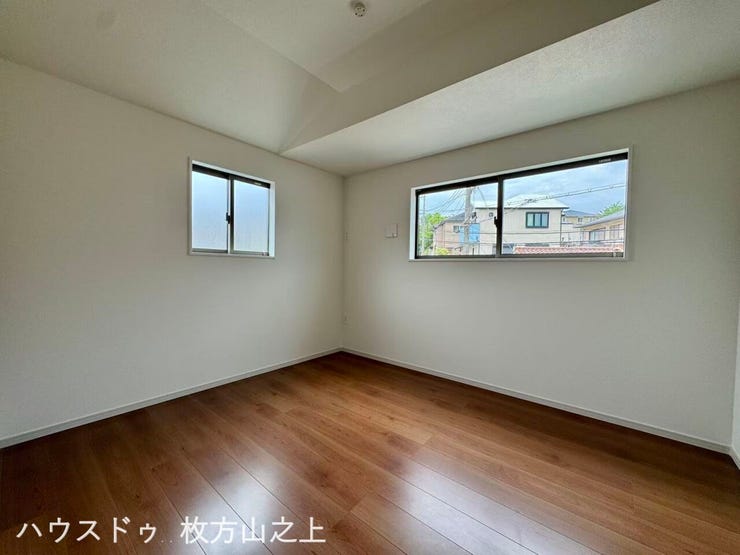 2面の窓から自然光が差し込む、明るく開放感のある洋室です。