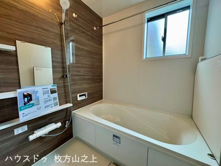 窓付きで明るく換気しやすい浴室。アクセントパネルが上質な空間を演出しています。