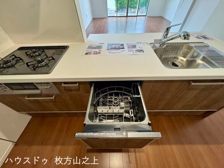 食器洗い乾燥機付きのシステムキッチンを採用。忙しい毎日の家事負担を軽減します。