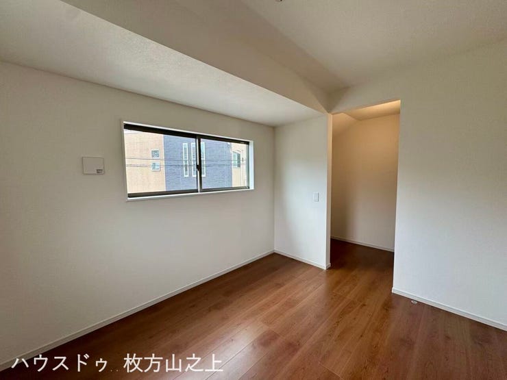 窓から自然光が差し込む明るい洋室。毎日を心地よく過ごせる空間です。