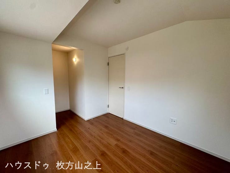 すっきりとした間取りで、お好みのインテリアを楽しめる洋室です。