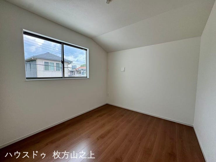 窓から自然光が差し込む、明るく心地よい洋室です。