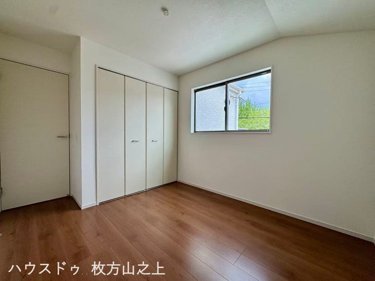クローゼット付きで収納便利な洋室。お部屋をすっきりと広くお使いいただけます。