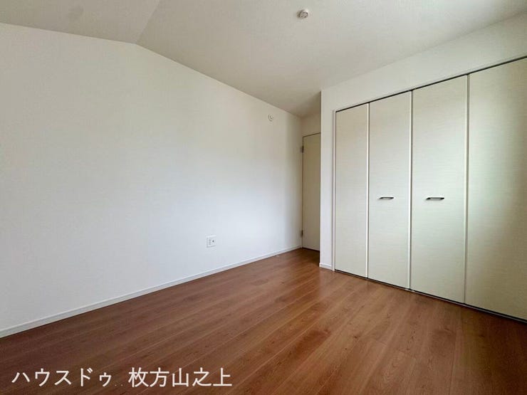 シンプルな洋室は、お好みの家具を配置しやすく、さまざまなライフスタイルに対応します。