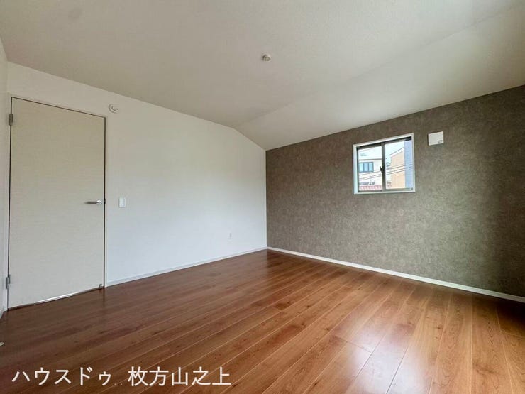 落ち着いた色合いのアクセントクロスが、お部屋に上品な印象を与えます。