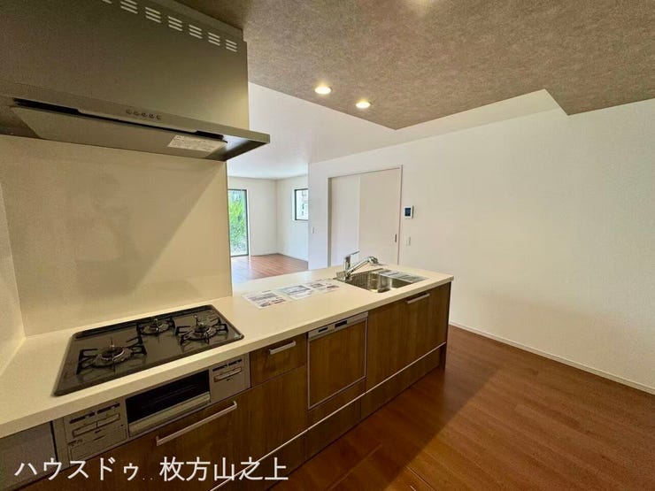 使い勝手の良い対面式システムキッチン。収納力もあり、すっきりとした空間を保てます。