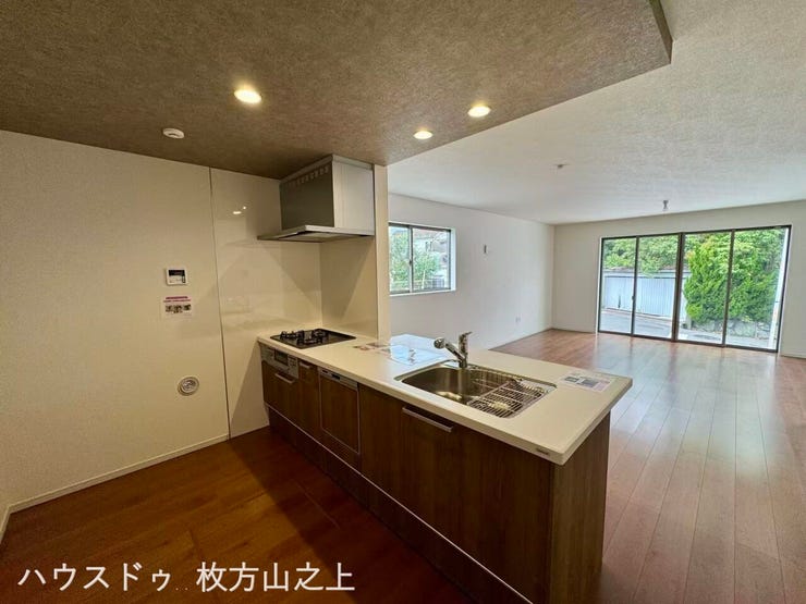 広々としたLDKは対面キッチンを採用。大きな窓から陽光が差し込み、明るく快適な空間です。