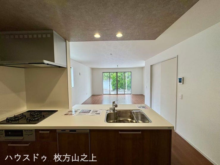 リビングを見渡せる対面キッチン。お料理をしながらご家族との会話も楽しめます。