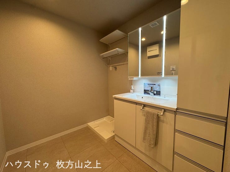 収納豊富な三面鏡洗面化粧台