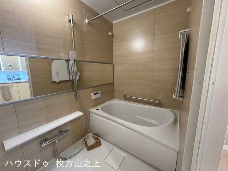 落ち着いた色合いの浴室空間