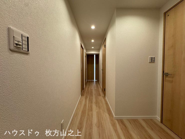 ゆとりを感じる明るい廊下空間