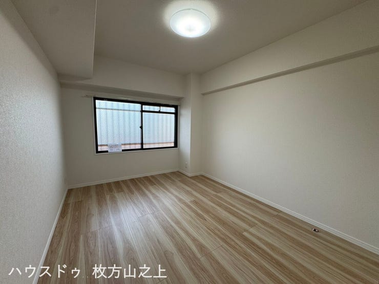 明るく清潔感のある洋室
