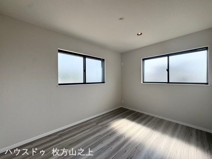二面採光で明るく、風通しの良い快適な洋室です。