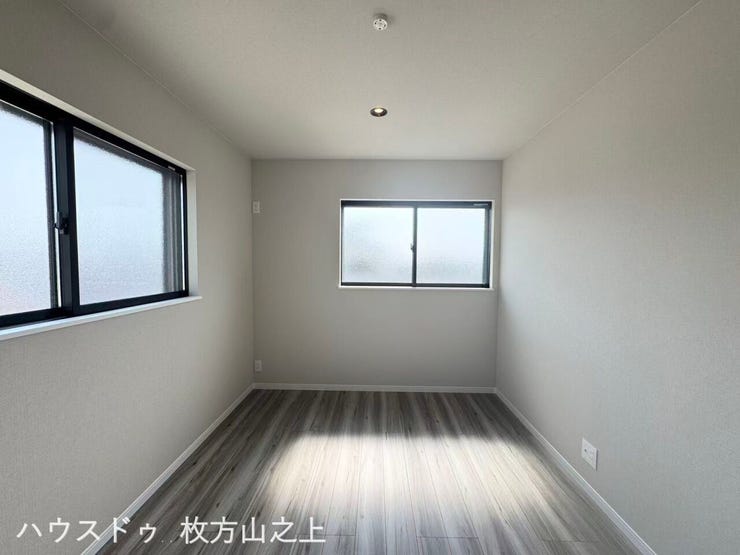 書斎など、多目的に活用できる洋室です。