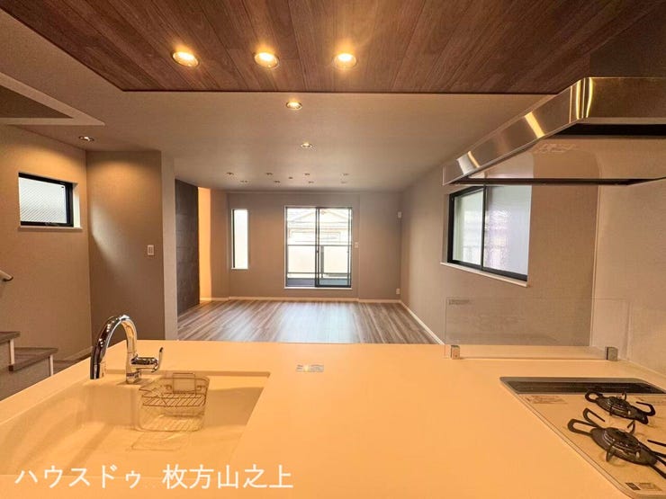 広々としたシンクは、大きな鍋やフライパンも洗いやすい設計です。