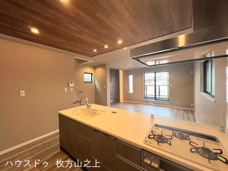 食器洗乾燥機・3口コンロを備えた機能的なシステムキッチンです。