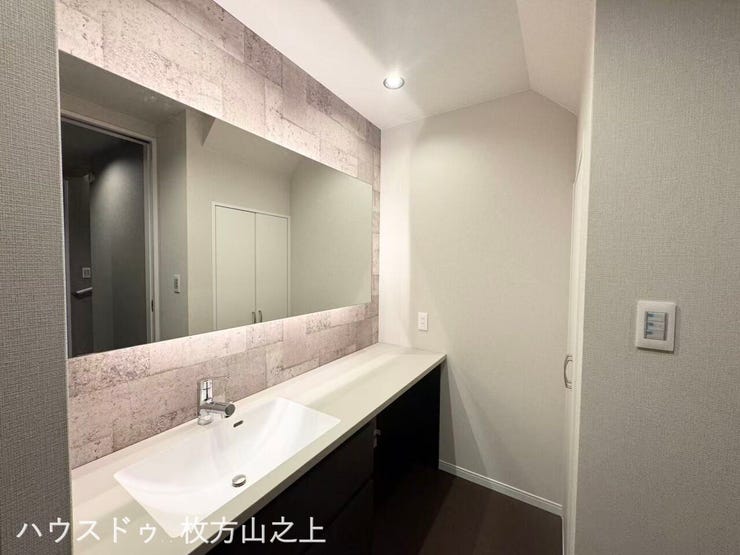 ワイドな三面鏡付き洗面化粧台。収納力もあり、毎日の身支度も快適です。