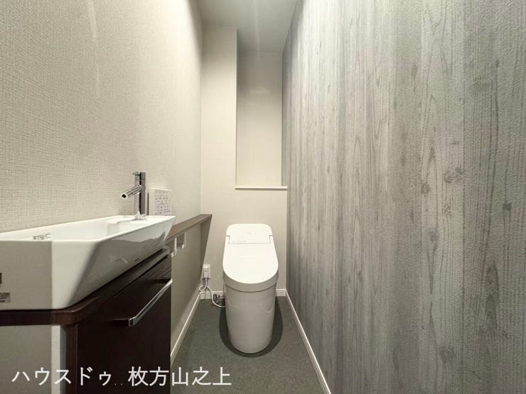 1階トイレ。温水洗浄便座を採用し、毎日快適にお使いいただけます。