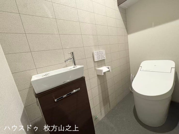 2階トイレ。手洗いカウンター付きのトイレ。快適で使い勝手の良い空間です。