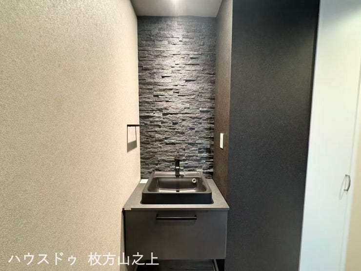 おしゃれな造作手洗いを設置。帰宅後すぐに手洗いができ衛生的です。