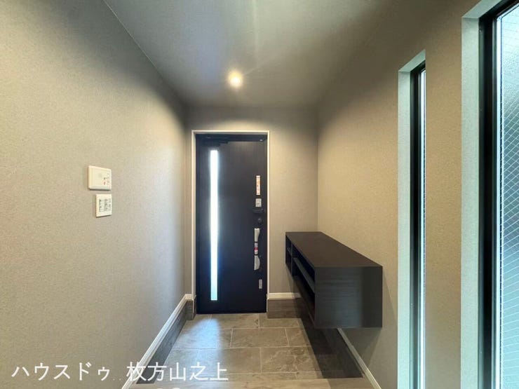 収納付き玄関で、靴や小物もすっきり整理できます。