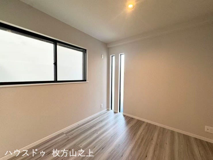 二面採光で明るく、心地よく過ごせる洋室です。